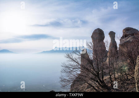 Vue sur la montagne Chatyr-Dag de Demerdzhi gamme. République de Crimée Вид на-Чатыр горного массива Демерджи Даг с и Долины привидений в Крыму Banque D'Images