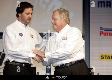 Pilote de voiture de course de Jimmie Johnson, gauche, propriétaire de l'équipe accueille Rick Hendrick lors d'une conférence de presse à Hendrick Motorsports à Concord, Caroline du Nord le 21 janvier 2009. (Photo d'UPI/Nell Redmond) Banque D'Images