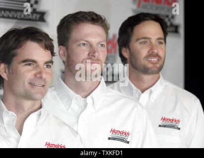 Les pilotes Hendrick Motorsports (de gauche) Jeff Gordon, Dale Earnhardt Jr et Jimmie Johnson et Rick Hendrick, le propriétaire de l'équipe posent pour une photo de groupe lors d'une conférence de presse à Hendrick Motorsports à Concord, Caroline du Nord le 21 janvier 2009. (Photo d'UPI/Nell Redmond) Banque D'Images