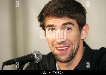 Nageuse olympique Michael Phelps, qui a remporté 14 médailles d'or, répond à des questions au cours d'une conférence de presse avant la compétition dans la Charlotte UltraSwim de Charlotte, Caroline du Nord le 14 mai 2009. Il sera natation ce week-end pour la première fois après une suspension de trois mois. (Photo d'UPI/Nell Redmond) Banque D'Images