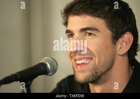 Nageuse olympique Michael Phelps, qui a remporté 14 médailles d'or, répond à des questions au cours d'une conférence de presse avant la compétition dans la Charlotte UltraSwim de Charlotte, Caroline du Nord le 14 mai 2009. Il sera natation ce week-end pour la première fois après une suspension de trois mois. (Photo d'UPI/Nell Redmond) Banque D'Images