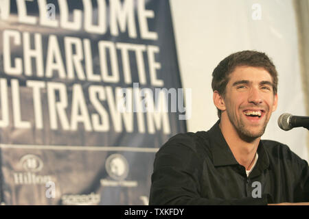 Nageuse olympique Michael Phelps, qui a remporté 14 médailles d'or, rires lors d'une conférence de presse avant la compétition dans la Charlotte UltraSwim de Charlotte, Caroline du Nord le 14 mai 2009. Il sera natation ce week-end pour la première fois après une suspension de trois mois. (Photo d'UPI/Nell Redmond) Banque D'Images