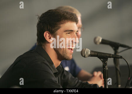 Nageuse olympique Michael Phelps, qui a remporté 14 médailles d'or, rires lors d'une conférence de presse avant la compétition dans la Charlotte UltraSwim de Charlotte, Caroline du Nord le 14 mai 2009. Il sera natation ce week-end pour la première fois après une suspension de trois mois. (Photo d'UPI/Nell Redmond) Banque D'Images