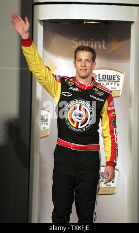 Pilote de voiture de course de Brad Keselowski vagues pour les fans lors d'introductions de pilote avant la NASCAR Sprint All-Star Race au Lowe's Motor Speedway à Concord, Caroline du Nord le 16 mai 2009. (Photo d'UPI/Nell Redmond) Banque D'Images