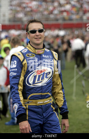 Pilote de voiture de course de Kurt Busch marche le long de la route avant de la NASCAR pit Coca-Cola 600 Course à Lowe's Motor Speedway à Concord, Caroline du Nord le 24 mai 2009. (Photo d'UPI/Nell Redmond) Banque D'Images