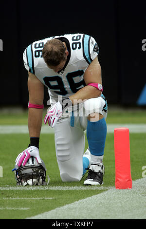 Carolina Panthers défensive fin Tyler Brayton (96) prie avant le début de la partie contre l'Redskins de Washington à la Bank of America Stadium à Charlotte, Caroline du Nord le 11 octobre 2009. UPI/Nell Redmond . Banque D'Images