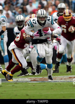 Panthers tight end Jeff King (47) s'exécute après un crochet comme ailier défensif des Redskins de Washington Brian Orakpo (98) rend l'aborder au stade Bank of America à Charlotte, Caroline du Nord le 11 octobre 2009. UPI/Nell Redmond . Banque D'Images