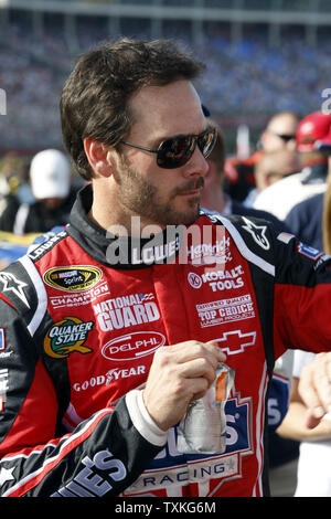 Pilote de voiture de course de Jimmie Johnson attend le début de la course NASCAR Coca-Cola 600 au Charlotte Motor Speedway à Concord, Caroline du Nord le 30 mai 2010. UPI/Nell Redmond . Banque D'Images