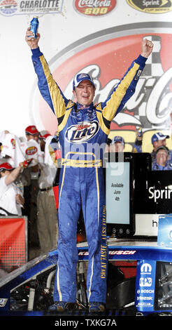 Kurt Busch célèbre dans la victoire lane après avoir remporté le Coca-Cola 600 course de NASCAR au Charlotte Motor Speedway à Concord, Caroline du Nord le 30 mai 2010. UPI/Nell Redmond . Banque D'Images