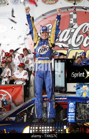 Kurt Busch célèbre dans la victoire lane après avoir remporté le Coca-Cola 600 course de NASCAR au Charlotte Motor Speedway à Concord, Caroline du Nord le 30 mai 2010. UPI/Nell Redmond . Banque D'Images