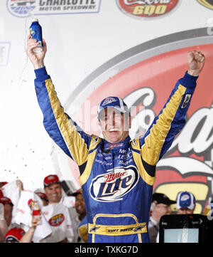 Kurt Busch célèbre dans la victoire lane après avoir remporté le Coca-Cola 600 course de NASCAR au Charlotte Motor Speedway à Concord, Caroline du Nord le 30 mai 2010. UPI/Nell Redmond . Banque D'Images