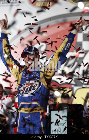 Kurt Busch célèbre dans la victoire lane après avoir remporté le Coca-Cola 600 course de NASCAR au Charlotte Motor Speedway à Concord, Caroline du Nord le 30 mai 2010. UPI/Nell Redmond . Banque D'Images