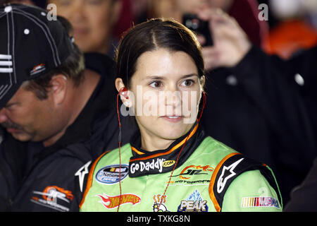 Voiture de course Danica Patrick attend le début de la NASCAR Nationwide Series 300 Dollar General course sur le Charlotte Motor Speedway à Concord, Caroline du Nord le 15 octobre 2010. UPI/Nell Redmond . Banque D'Images