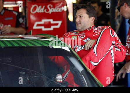 Tony Stewart monte dans sa voiture de course de NASCAR Sprint Cup pratique au Charlotte Motor Speedway à Concord, Caroline du Nord le 15 octobre 2010. UPI/Nell Redmond . Banque D'Images