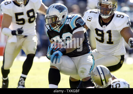 Caroline panthère en marche retour Tyrell Sutton porte la balle contre le New Orleans Saints dans la première moitié de Bank of America Stadium à Charlotte, Caroline du Nord le 7 novembre 2010. UPI/Nell Redmond . Banque D'Images