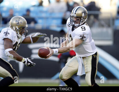 New Orleans Saints quarterback Drew Brees les mains sur le ballon pour le running back Ladell Betts dans la seconde moitié comme les Saints gagner 34-3 au stade Bank of America à Charlotte, Caroline du Nord le 7 novembre 2010. UPI/Nell Redmond . Banque D'Images