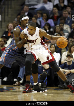 Miami Heat Chris Bosh avant lecteurs en garde des Bobcats Gerald Henderson dans la seconde moitié d'un match de basket-ball NBA à Charlotte, Caroline du Nord le 4 février 2011. Miami a remporté 109-97. UPI/Nell Redmond Banque D'Images