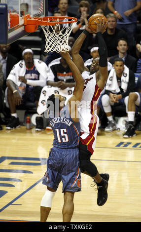 Miami Heat guard Dwyane Wade tire sur la garde des Bobcats Gerald Henderson dans la seconde moitié d'un match de basket-ball NBA à Charlotte, Caroline du Nord le 4 février 2011. Miami a remporté 109-97. UPI/Nell Redmond Banque D'Images