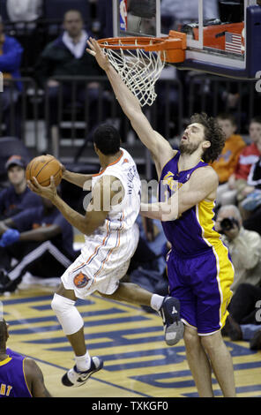Garde des Bobcats Gerald Henderson, gauche, tire sur Los Angeles Lakers ceter Pau Gasol dans la deuxième moitié de dans un jeu de basket-ball NBA à Charlotte (Caroline du Nord), le 14 février 2011. Charlotte a remporté 109-89. UPI/Nell Redmond Banque D'Images