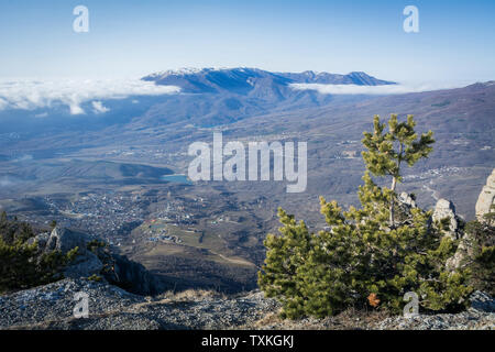 Vue sur la montagne Chatyr-Dag de Demerdzhi gamme. République de Crimée Вид на-Чатыр горного массива Демерджи Даг с и Долины привидений в Крыму Banque D'Images