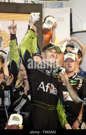 Carl Edwards célèbre remportant la NASCAR Sprint Cup Series All-Star Race au Charlotte Motor Speedway à Concord, Caroline du Nord le 21 mai 2010. UPI/Nell Redmond . Banque D'Images