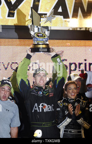 Carl Edwards célèbre remportant la NASCAR Sprint Cup Series All-Star Race au Charlotte Motor Speedway à Concord, Caroline du Nord le 21 mai 2010. UPI/Nell Redmond . Banque D'Images