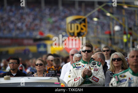 Carl Edwards pilote de voiture de course sur route à ciel ouvert avant la course NASCAR Coca-Cola 600 au Charlotte Motor Speedway à Concord, Caroline du Nord le 29 mai 2011. UPI/Nell Redmond . Banque D'Images