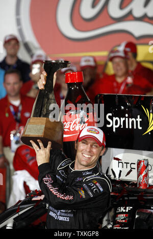 Kevin Harvick lève son trophée après avoir remporté la course NASCAR Coca-Cola 600 au Charlotte Motor Speedway à Concord, Caroline du Nord le 29 mai 2011. UPI/Nell Redmond . Banque D'Images
