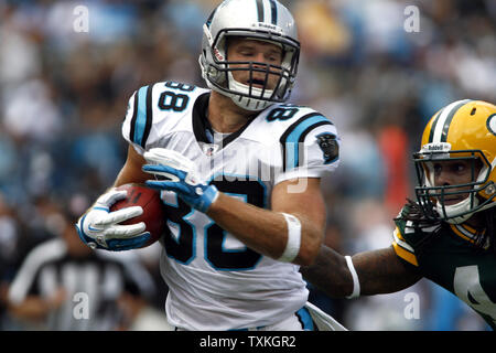 Carolina Panthers tight end Greg Olsen s'exécute après la prise contre les Packers de Green Bay dans un jeu de football américain NFL à Charlotte (Caroline du Nord), le 18 septembre 2011. UPI/Nell Redmond . Banque D'Images
