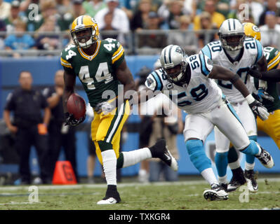 Green Bay Packers d'utiliser de nouveau James Starks (44) rompt avec le secondeur extérieur Carolina Panthers Thomas Davis (58) dans un match de football américain NFL à Charlotte (Caroline du Nord), le 18 septembre 2011. Green Bay a remporté 30-23. UPI/Nell Redmond . Banque D'Images