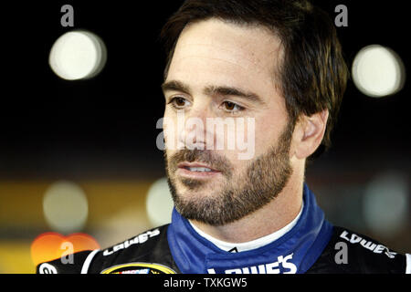 Jimmie Johnson attend le début de la Banque d'Amérique 500 NASCAR Race au Charlotte Motor Speedway à Concord, Caroline du Nord le 15 octobre 2011. UPI/Nell Redmond . Banque D'Images