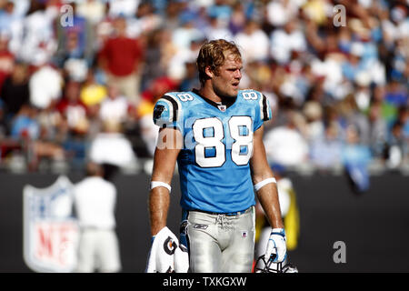 Carolina Panthers tight end Greg Olsen attrape son souffle pendant une pause dans l'action que les Panthers jouent les Redskins de Washington dans la deuxième moitié d'un jeu de football américain NFL à Charlotte, Caroline du Nord le 23 octobre 2011. Carolina a gagné 33-20 UPI/Nell Redmond . Banque D'Images