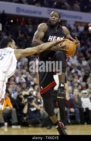 Miami Heat guard Dwyane Wade durs lane contre garde Charlotte Bobcats Gerald Henderson dans un match de basket-ball NBA à Charlotte, Caroline du Nord le 28 décembre 2011. UPI/Nell Redmond Banque D'Images