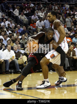Miami Heat guard Dwyane Wade, gauche, lecteurs en garde des Bobcats Gerald Henderson dans un match de basket-ball NBA à Charlotte, Caroline du Nord le 28 décembre 2011. UPI/Nell Redmond Banque D'Images