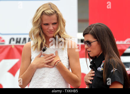 L'actrice Brooklyn Decker, gauche, talkes avec chauffeur Danica Patrick avant le Coca-Cola 600 course de NASCAR au Charlotte Motor Speedway à Concord, Caroline du Nord le 27 mai 2012. UPI/Nell Redmond. Banque D'Images