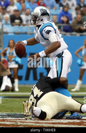 New Orleans Saints défensive fin Cameron Jordan sacks Panthers quarterback Cam Newton dans la première moitié d'un jeu de football américain NFL à Charlotte, Caroline du Nord le 16 septembre 2012. UPI/Nell Redmond . Banque D'Images