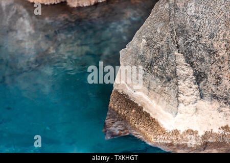 Gros plan du rock à l'intérieur de Grjotagja grotte de lave près du lac Myvatn avec des sources chaudes d'eau bleu formations rocheuses Banque D'Images