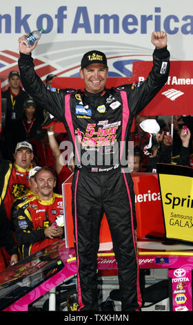 Clint Bowyer, célèbre dans la victoire lane après avoir remporté la banque d'Amérique 500 course de NASCAR au Charlotte Motor Speedway à Concord, Caroline du Nord le 13 octobre 2012. UPI/Nell Redmond. Banque D'Images