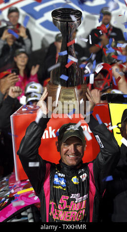 Clint Bowyer, célèbre dans la victoire lane après avoir remporté la banque d'Amérique 500 course de NASCAR au Charlotte Motor Speedway à Concord, Caroline du Nord le 13 octobre 2012. UPI/Nell Redmond. Banque D'Images