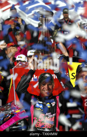 Clint Bowyer, célèbre dans la victoire lane après avoir remporté la banque d'Amérique 500 course de NASCAR au Charlotte Motor Speedway à Concord, Caroline du Nord le 13 octobre 2012. UPI/Nell Redmond. Banque D'Images