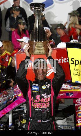 Clint Bowyer, célèbre dans la victoire lane après avoir remporté la banque d'Amérique 500 course de NASCAR au Charlotte Motor Speedway à Concord, Caroline du Nord le 13 octobre 2012. UPI/Nell Redmond. Banque D'Images