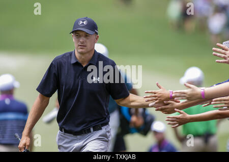 La Jordanie accueille Spieth fans pendant qu'il marche à la quatorzième boîte de pièce en t au cours d'une ronde de pratique au Championnat PGA 2017 au Quail Hollow Club à Charlotte, Caroline du Nord le 9 août 2017. Photo par Nell Redmond/UPI Banque D'Images