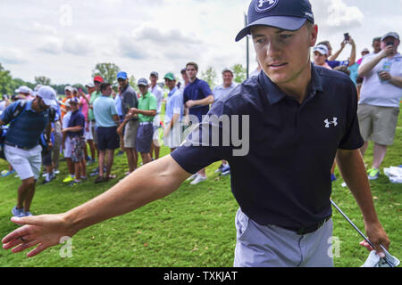 Jordan Spieth atteint pour saluer fans pendant qu'il marche sur le 15ème green durant une pratique sur le PGA Championship 2017 au Quail Hollow Club à Charlotte, Caroline du Nord le 9 août 2017. Photo par Nell Redmond/UPI Banque D'Images