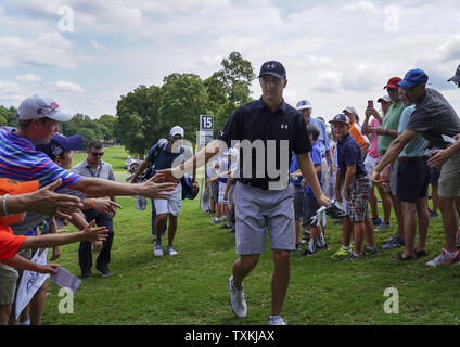 La Jordanie accueille Spieth fans pendant qu'il marche sur le 15ème green durant une pratique sur le PGA Championship 2017 au Quail Hollow Club à Charlotte, Caroline du Nord le 9 août 2017. Photo par Nell Redmond/UPI Banque D'Images