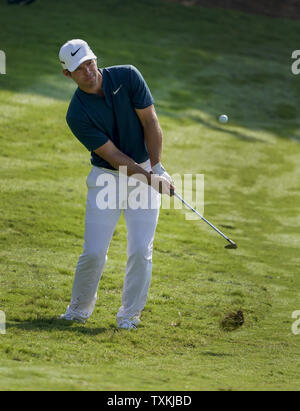 Paul Casey, d'Angleterre, de chips sur le 15ème green pendant le premier tour de la PGA Championship 2017 au Quail Hollow Club à Charlotte, Caroline du Nord le 10 août 2017. Photo par Nell Redmond/UPI Banque D'Images