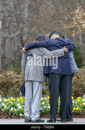 En deuil embrasser dans la prière comme l'Agence de rendre hommage au défunt évangéliste Billy Graham à la Billy Graham Library à Charlotte, Caroline du Nord le 26 février 2018. Graham est mort le 21 février 2018. Photo par Nell Redmond/UPI Banque D'Images