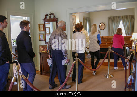 En deuil leurs hommages comme évangéliste Billy Graham se trouve au repos dans un cercueil fermé dans la maison d'enfance de Graham à la Billy Graham Library à Charlotte, Caroline du Nord le 26 février 2018. Graham est mort le 21 février 2018. Photo par Nell Redmond/UPI Banque D'Images