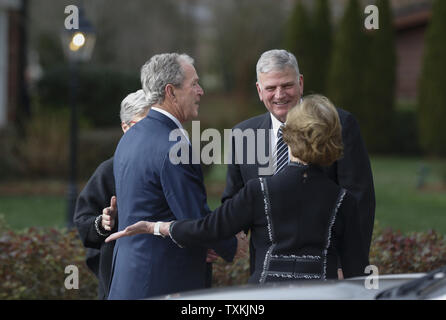 L'ancien président George W. Bush, à gauche , et Franklin Graham, fils de Billy Graham, rire avec Laura Bush, qu'ils quittent la maison d'enfance de l'évangéliste Billy Graham à la rév. Billy Graham Library à Charlotte, Caroline du Nord le 26 février 2018. Billy Graham est mort le 21 février 2018. Photo par Nell Redmond/UPI Banque D'Images