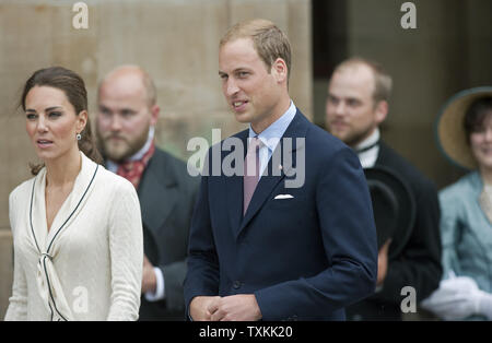 Le prince William et son épouse Kate, le duc et la duchesse de Cambridge, représentant les acteurs salue les Pères de la Confédération à Province House au cours de leur tournée royale à Charlottetown, Prince Edward Island, le 4 juillet 2011. UPI/Heinz Ruckemann Banque D'Images