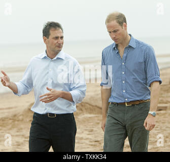 Le prince William s'entretient avec le Premier ministre Ghiz comme lui et sa femme Kate, le duc et la duchesse de Cambridge, visitez la plage à By-The-Sea Dalvay durant leur tournée royale près de Charlottetown, Prince Edward Island, le 4 juillet 2011. UPI/Heinz Ruckemann Banque D'Images